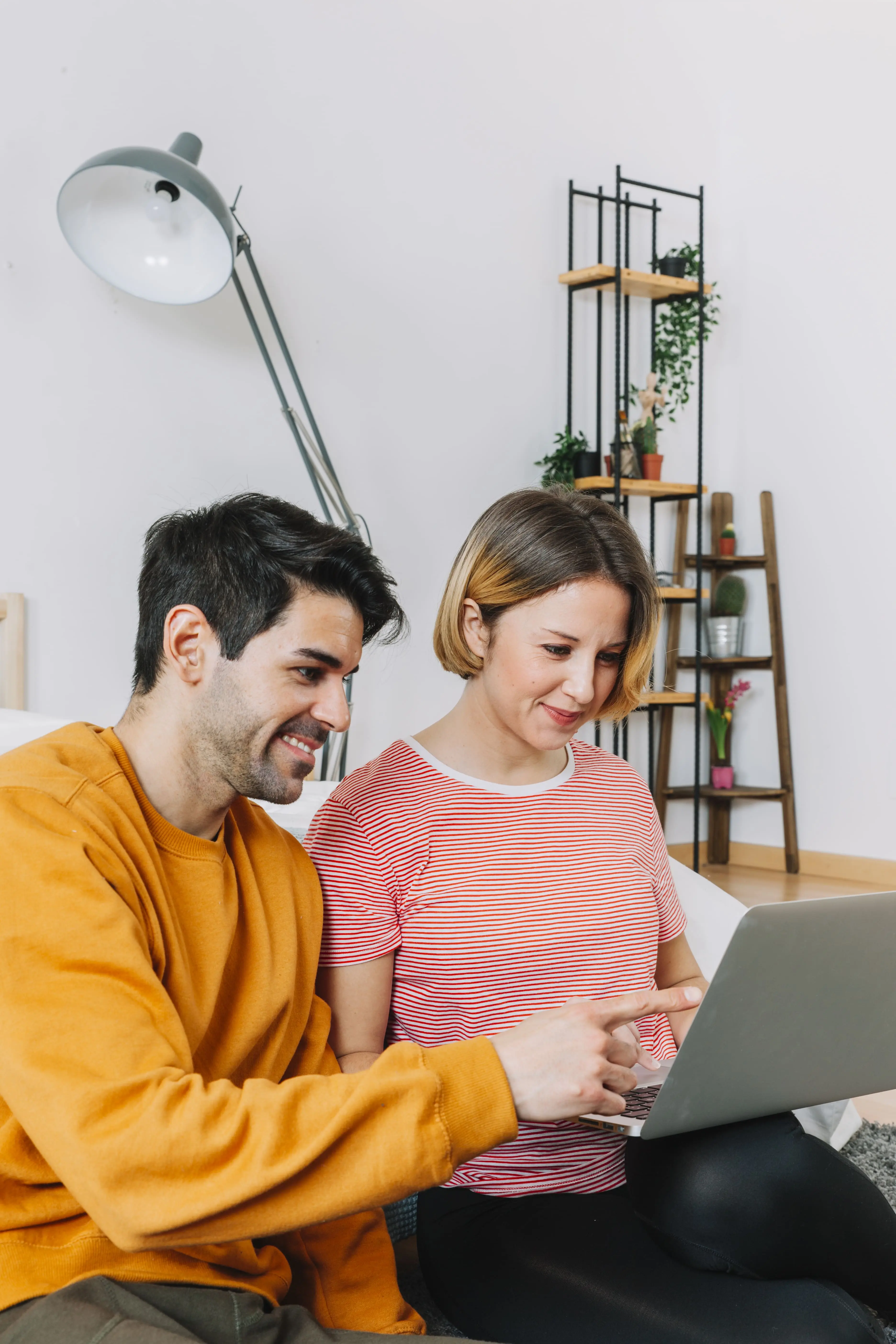 Pareja usando una laptop